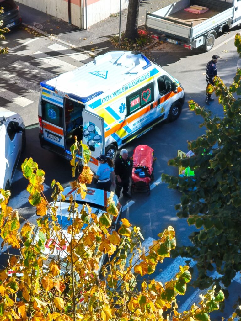 I soccorsi alla donna investita in via Santini