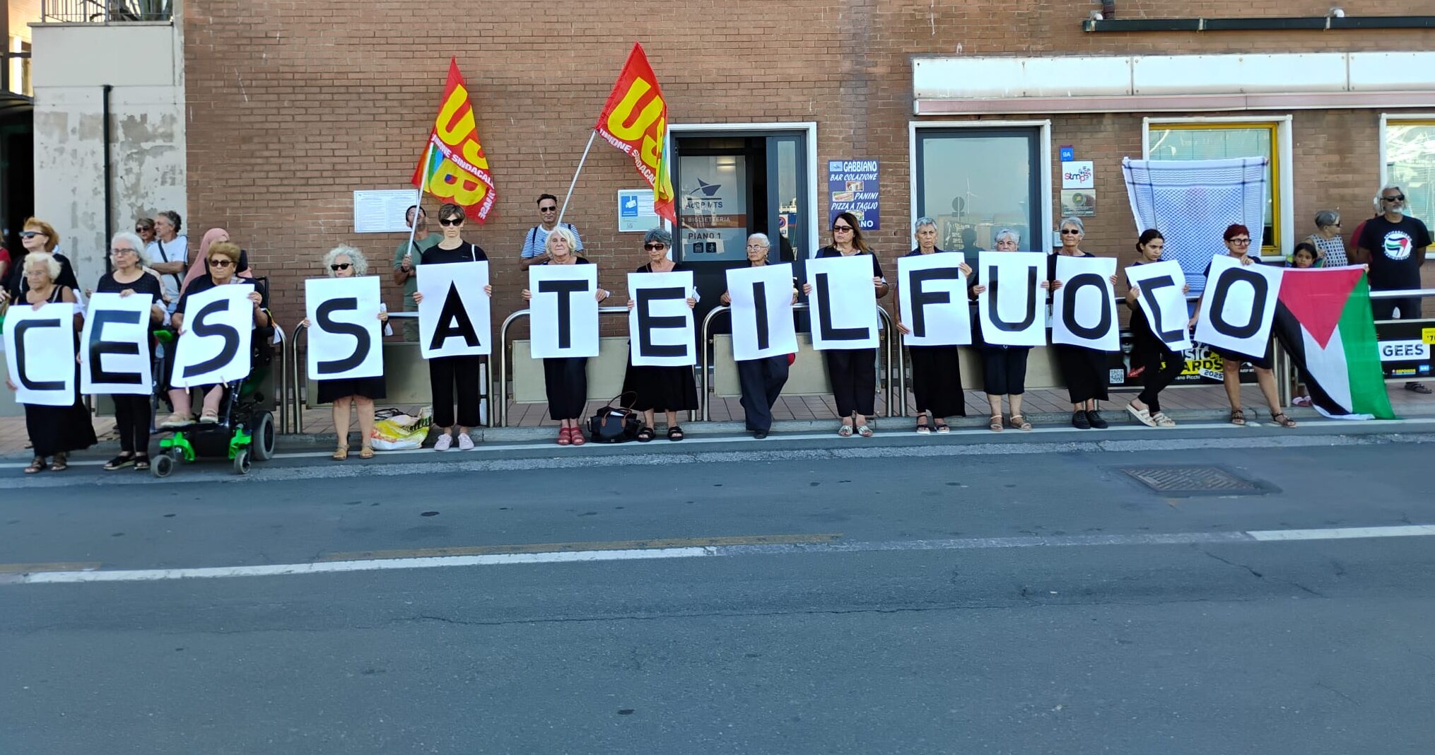 Le donne in nero al porto di Piombino
