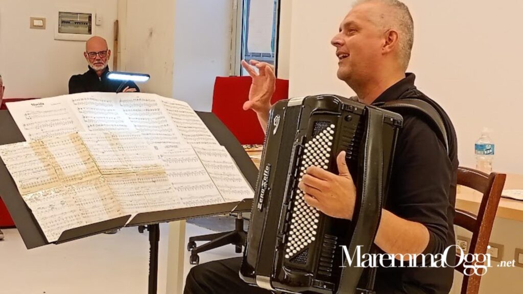 Massimo Signorini mentre spiega al pubblico la fisarmonica
