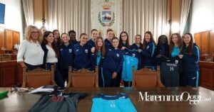 La squadra femminile con a sinistra la vice presidente Antonini e l'assessora Droghini