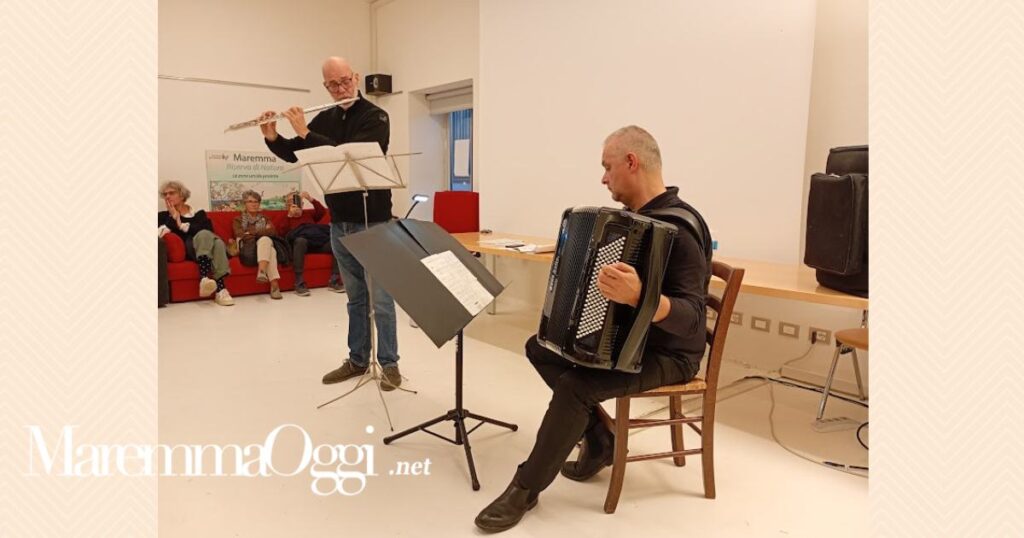 A sinistra Stefano Agostini e a destra Massimo Signori durante un duo suonato ieri a Gerfalco