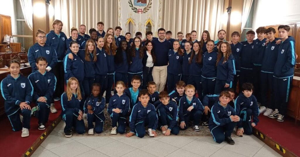 Tutti gli atleti della Pallamano Follonica Starfish con il sindaco e l'assessora