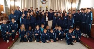 Tutti gli atleti della Pallamano Follonica Starfish con il sindaco e l'assessora