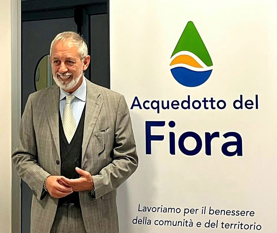 Il presidente Renai con il nuovo logo