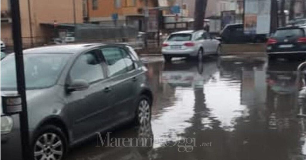 Il parcheggio di Albinia allagato