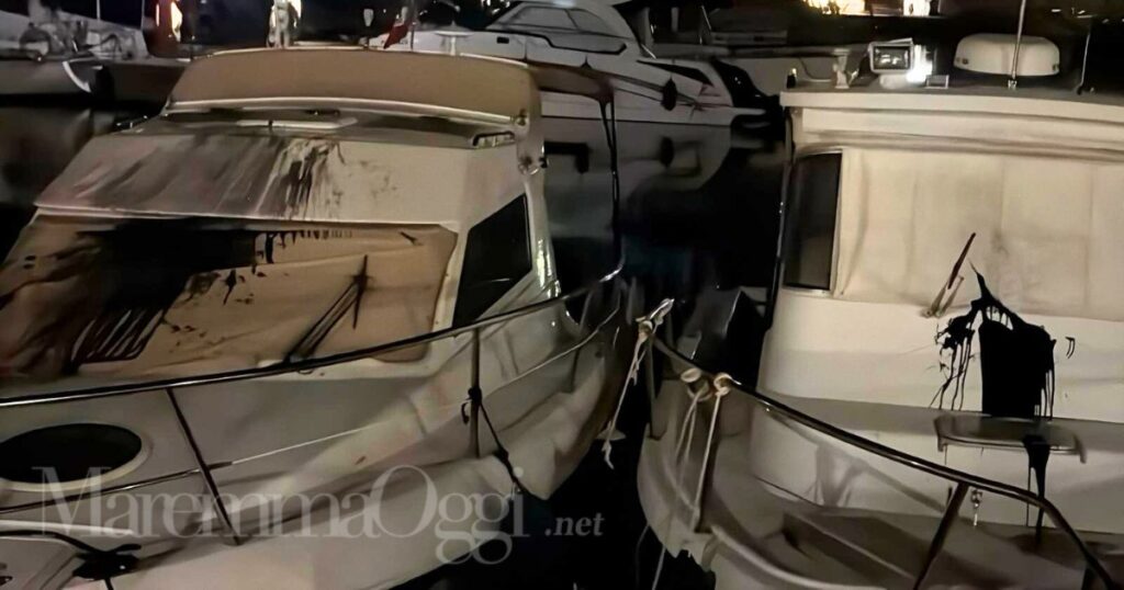 Le due barche danneggiate nella notte di vandalismi a Marina di Grosseto