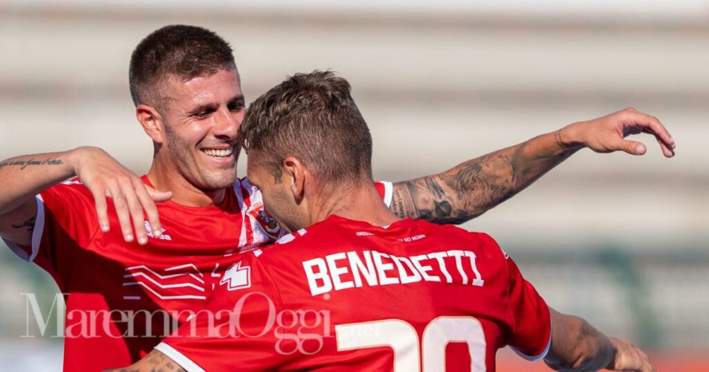 Benedetti festeggiato dopo la rete (foto Aldo Giuliani per MaremmaOggi)