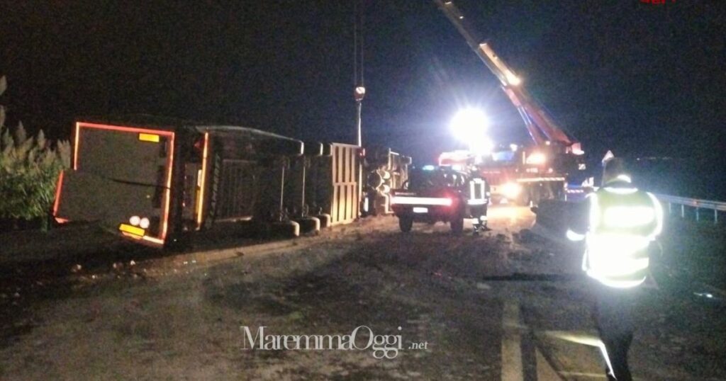 Il camion ribaltato sull'Aurelia