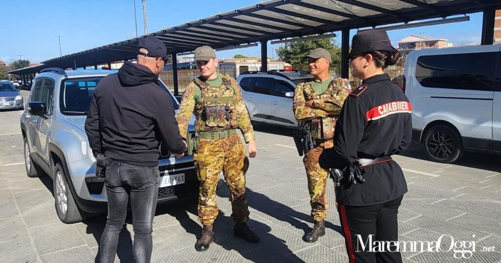 I carabinieri e i militari dell'Esercito alla stazione di Grosseto