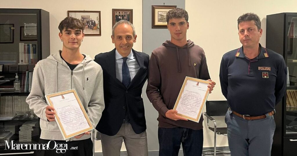 I due bagnini, Giacomo Papini e Lorenzo Veltroni, insieme al questore Claudio Ciccimarra