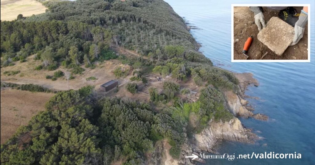 Il sito archeologico di Poggio del Molino a Populonia, nel riquadro l'iscrizione rinvenuta