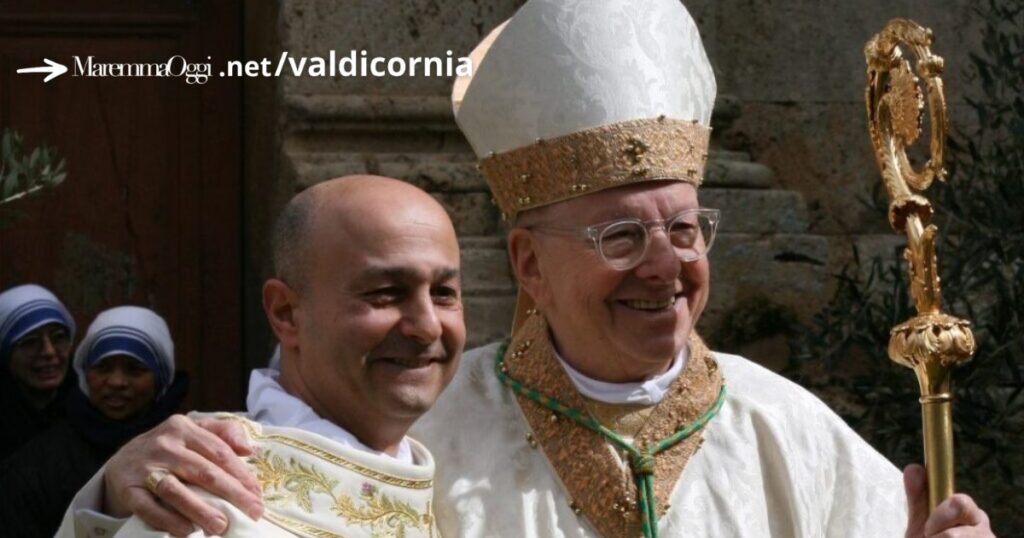 Il vescovo Carlo Ciattini con don Antonio Aiello, ordinato il 9 marzo 2024. Andrà al Sacro Cuore di Piombino