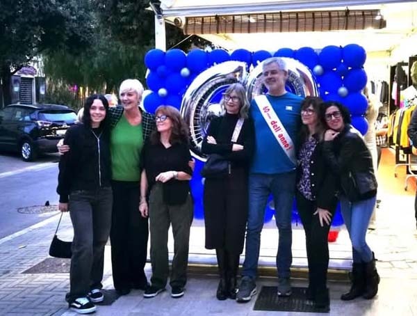 Giampiero Martinelli con alcune delle commesse che nel tempo sono state al suo fianco