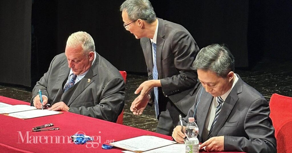 La firma dell'accordo fra il sindaco di Grosseto e il sindaco di Nanping