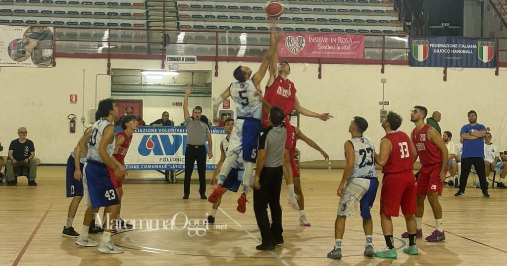 Un momento del derby di basket fra Follonica e Pgr Team 90
