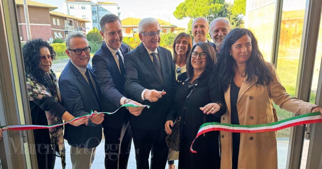 Il taglio del nastro alla mensa della scuola di via Giotto