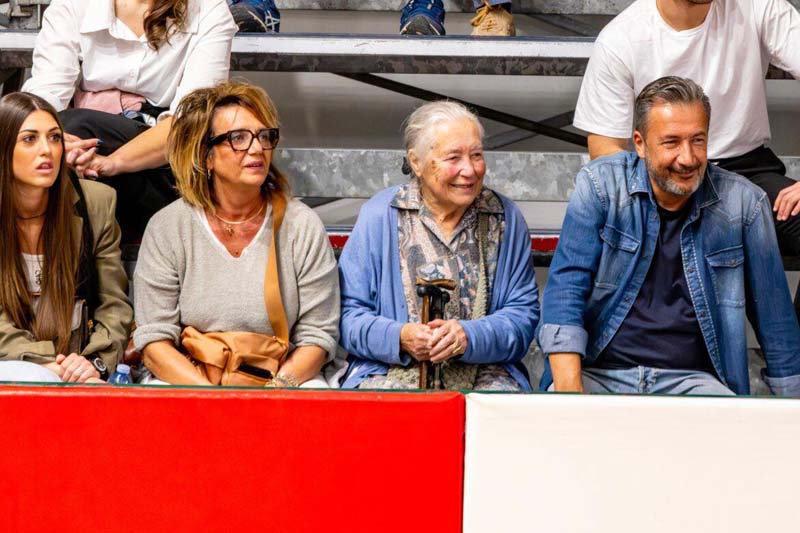 Luca Banchi in tribuna al PalaAustria con la famiglia