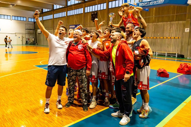 La festa dei ragazzi e dei tecnici a fine torneo (foto Stefano Venezia)