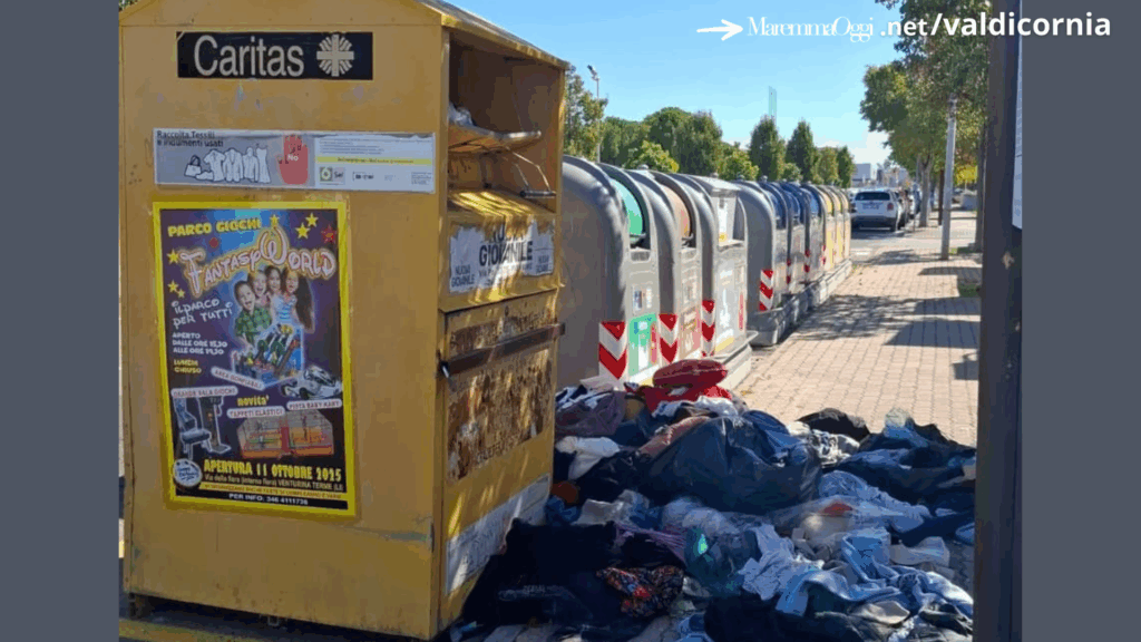 Cassonetti svuotati e vestiti abbandonati in strada