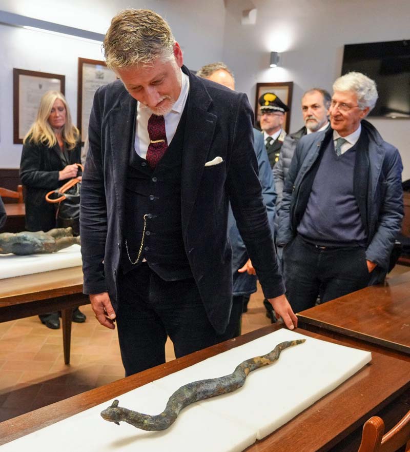 Il ministro Giuli con uno dei reperti