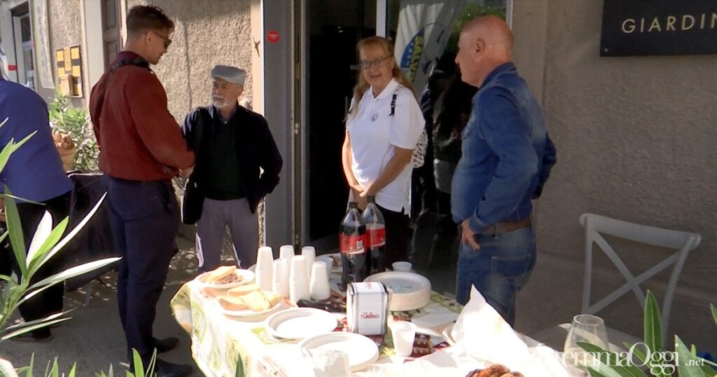 Il banchetto della porchetto in via Roma, organizzato da Andrea Vasellini (di spalle)