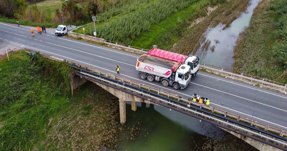 Le prove di carico sul ponte sul Cornia