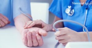 Un medico che visita un paziente