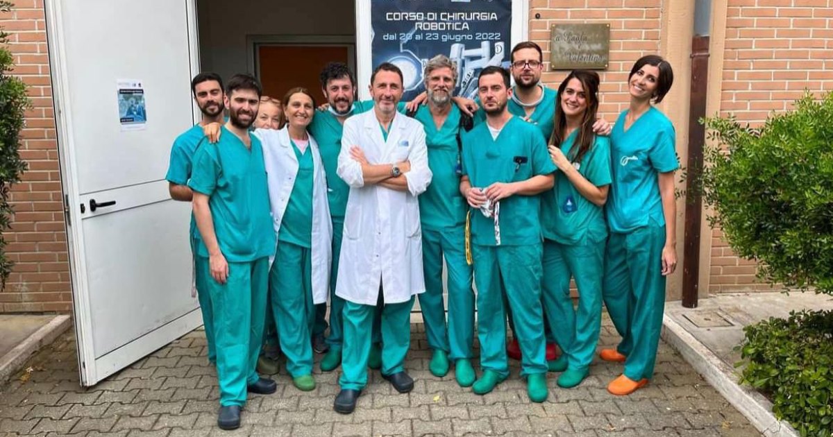 Il professor Coratti con lo staff della scuola di Chirurgia robotica