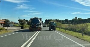 Un'immagine emblematica della pericolosità dell'Aurelia a Capalbio: un grosso tir supera un trattore nel tratto a 2 corsie, scavalcando la doppia riga al centro della carreggiata