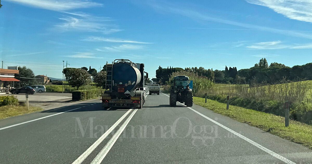 Un'immagine emblematica della pericolosità dell'Aurelia a Capalbio: un grosso tir supera un trattore nel tratto a 2 corsie, scavalcando la doppia riga al centro della carreggiata