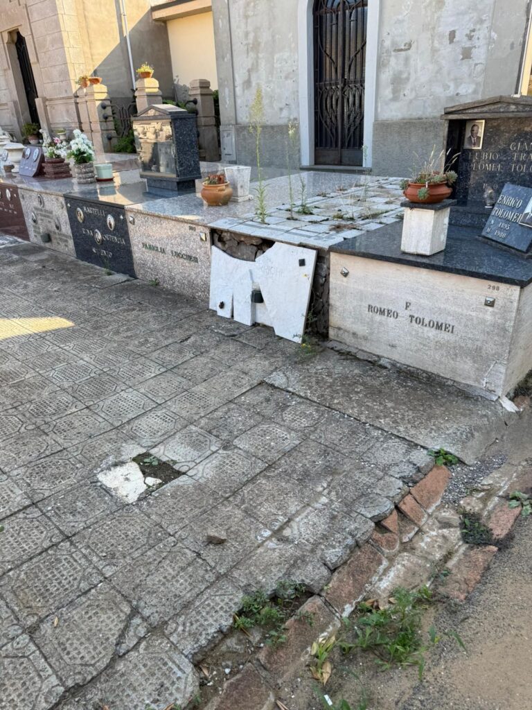 Tombe rotte e marciapiedi disconnessi