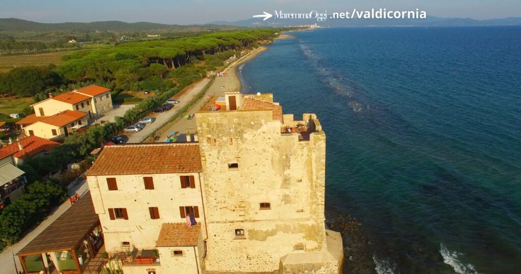 In primo piano Torre Mozza, trasformata in un resort, e la spiaggia
