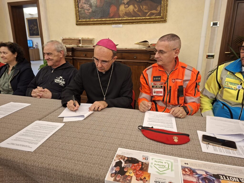 Il vescovo Bernardino nel momento della firma