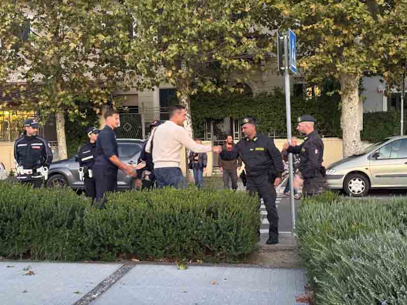 Il saluto alle forze dell'ordine