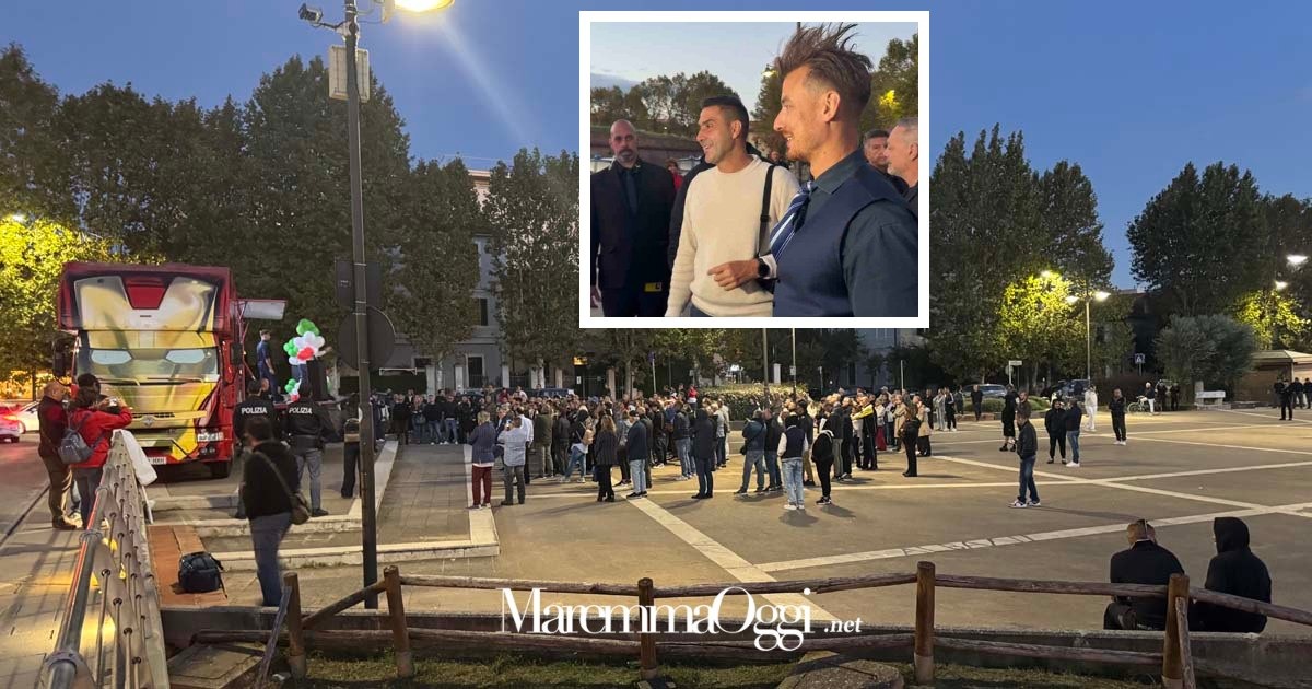 Piazza Nassirija durante il comizio del generale Roberto Vannacci, nel riquadro il generale con Andrea Vasellini