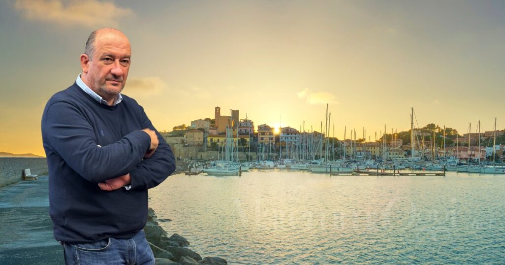 Una veduta di Talamone e il sindaco di Magliano in Toscana, Gabriele Fusini