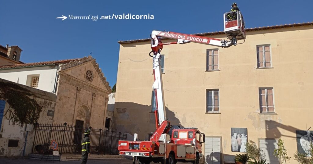 I vigili del fuoco in azione alla Cittadella per le tegole che il vento ha fatto cadere