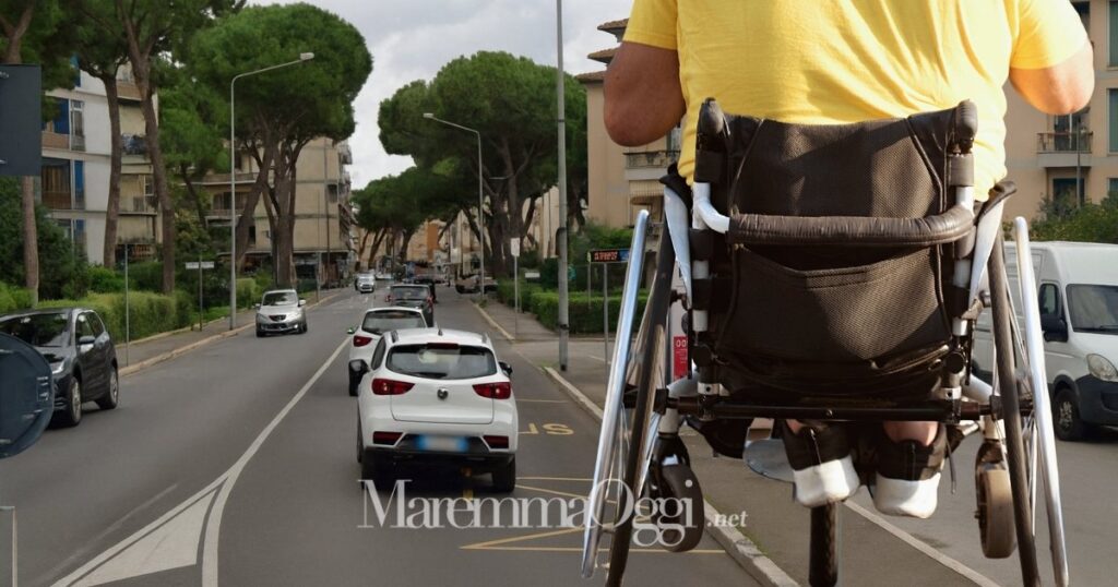 Via Giusti all'incrocio con via Pirandello e un disabile in carrozzina