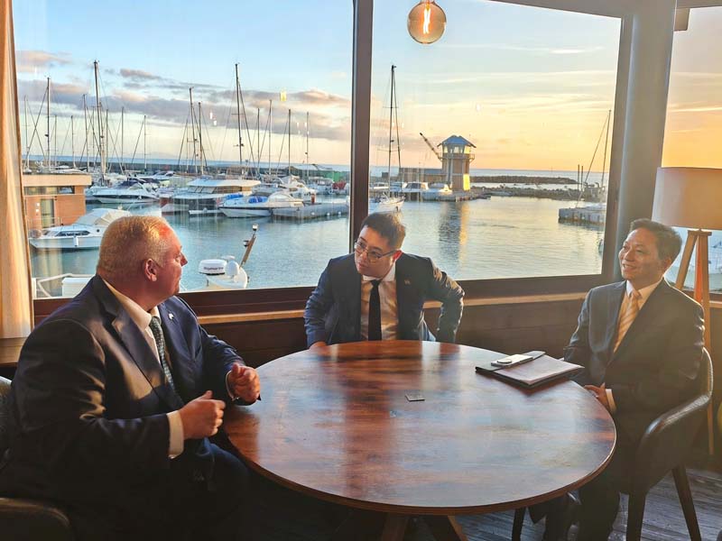 Un momento della visita al porto di Marina