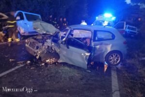 L'auto distrutta dopo l'impatto con il furgone sulla provinciale 161