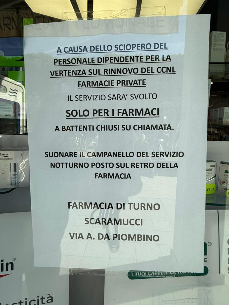 Il cartello esposto sulla vetrina della farmacia
