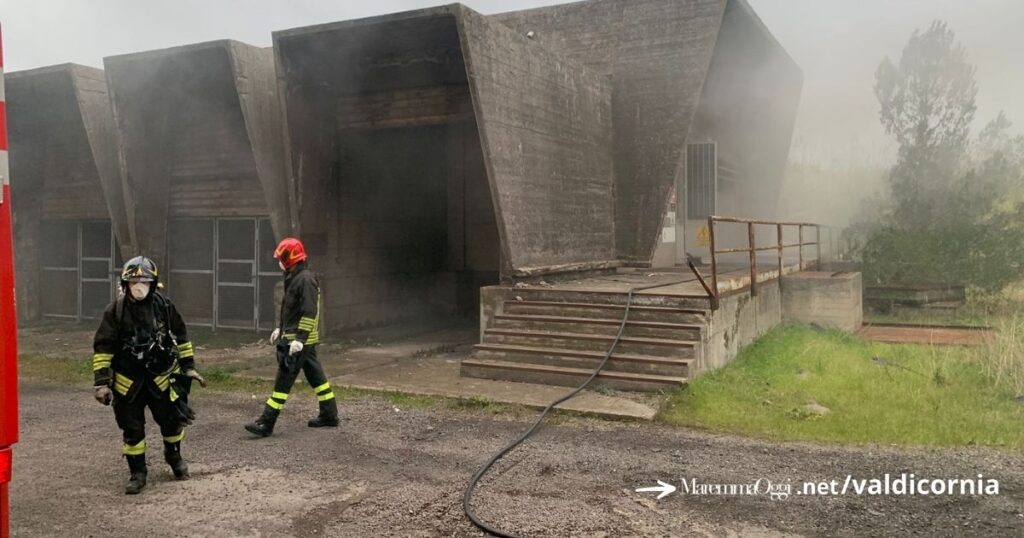 Vigili del fuoco spengono l'incendio all'interno della JSW