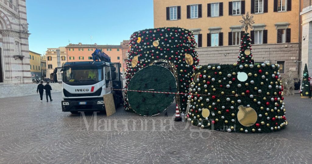 Il montaggio dell'albero di Natale in piazza Duomo