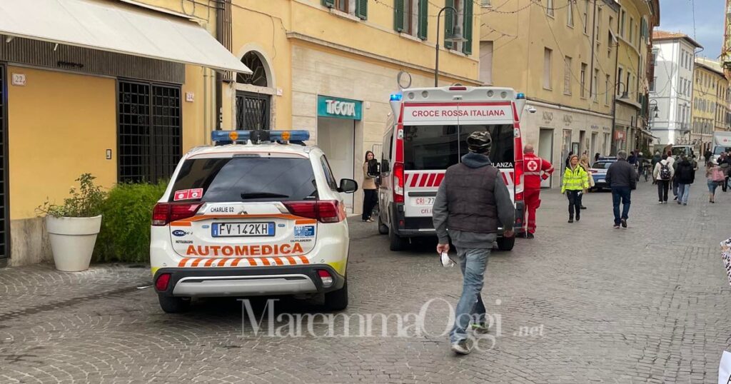 La diciottenne è stata aggredita con i tirapugni in pieno centro a Grosseto
