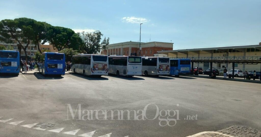 Autobus in piazza Marconi, davanti alla stazione di Grosseto