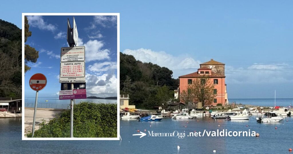 Una veduta di Baratti e uno dei cartelli dei parcheggi, con le tariffe del 2024