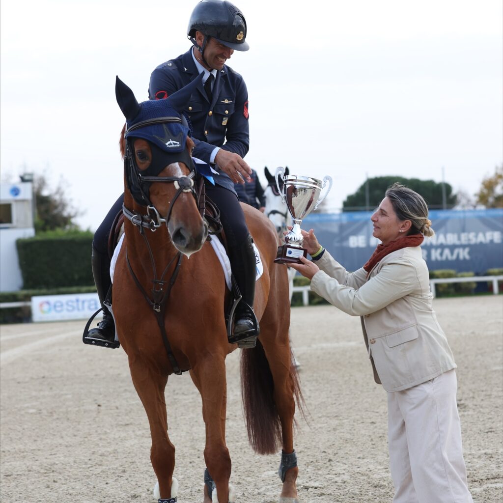 La consegna della coppa