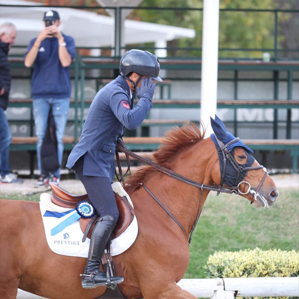 Il saluto di Emilio Bicocchi in sella a Hemeralde d'Aragonne