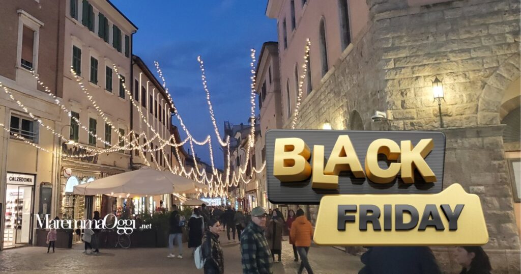 Corso Carducci con le luci di Natale, il 28 novembre è il Black Friday