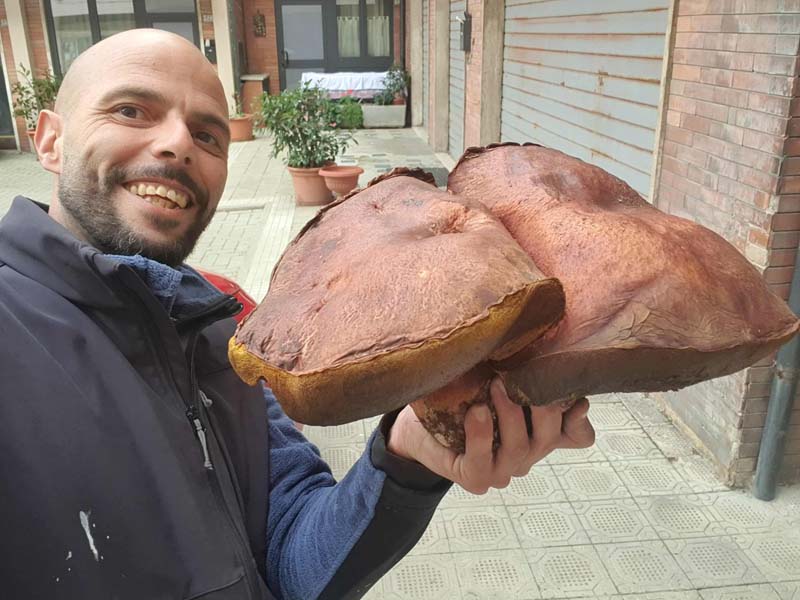 Claudio Vichi con gli splendidi porcini